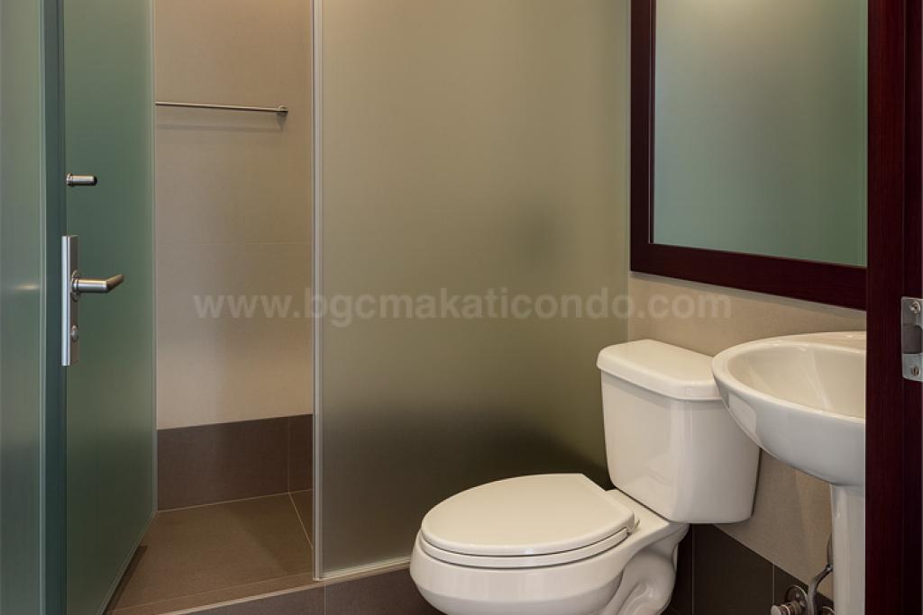 Toilet nd bath of 3-bedroom condo unit at Kensington Place