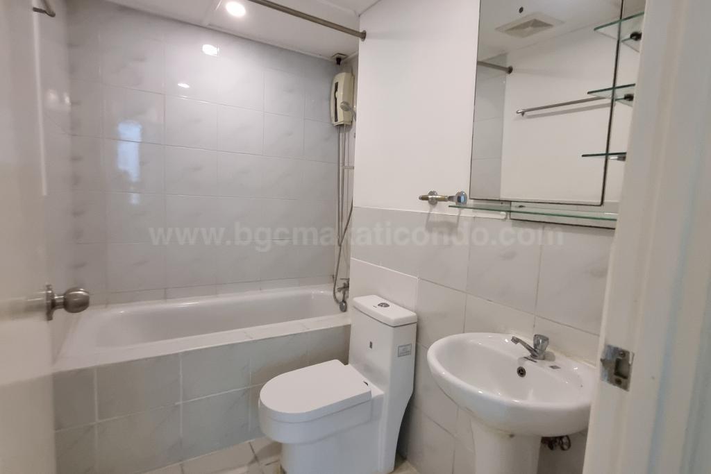 Master's toilet and bath of 2-bedroom condo unit at Bonifacio Ridge