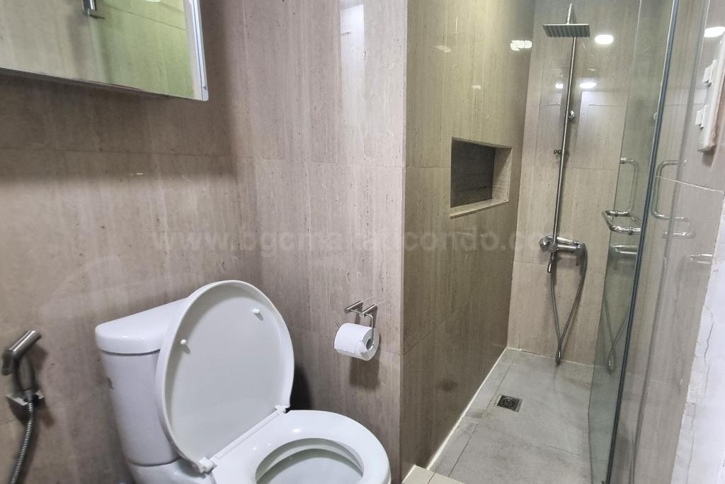 Common toilet and bath of 2-bedroom condo unit at Bonifacio Ridge
