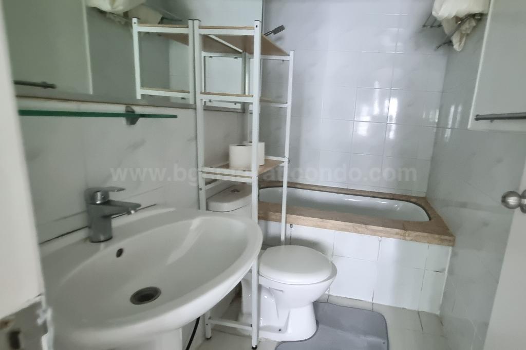 Master's toilet and bath of 2-bedroom condo unit at Bonifacio Ridge