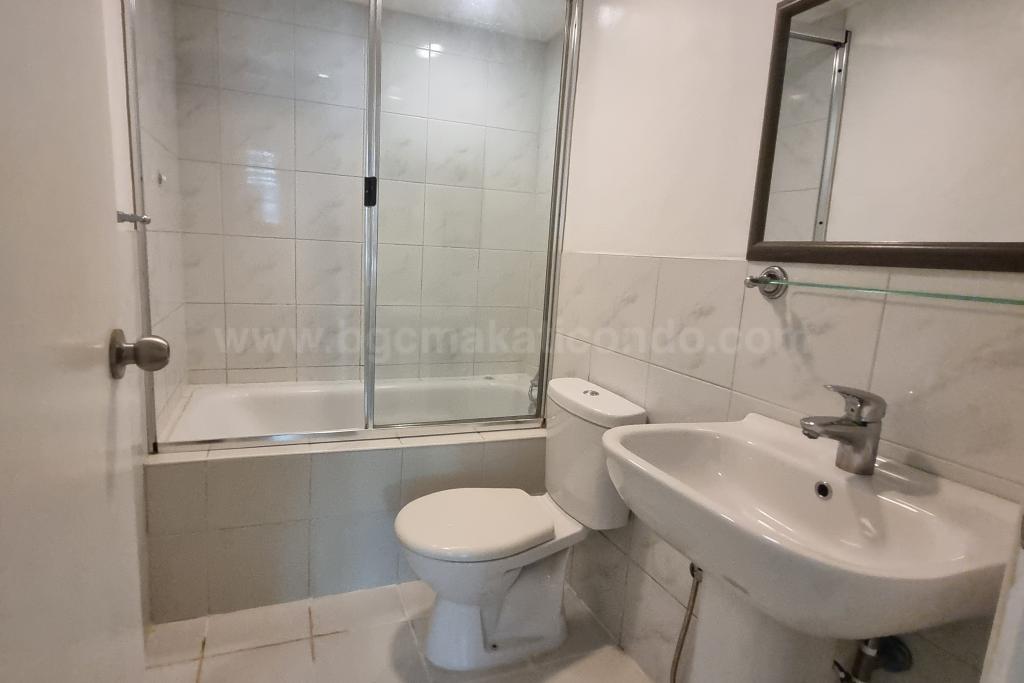 Master's toilet and bath of 2-bedroom condo unit at Bonifacio Ridge