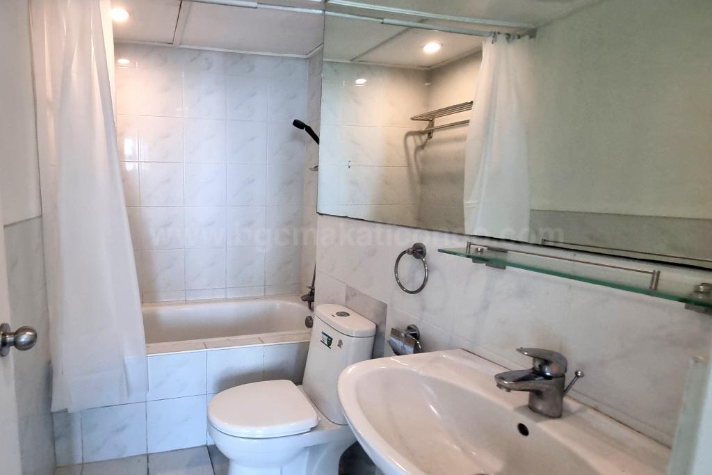 Master's toilet and bath of 2-bedroom condo unit at Bonifacio Ridge