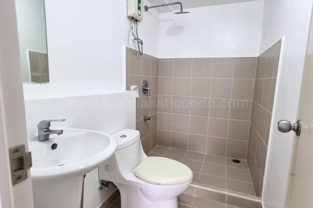 Master's toilet and bath of 2-bedroom condo unit at Avida Towers Verte
