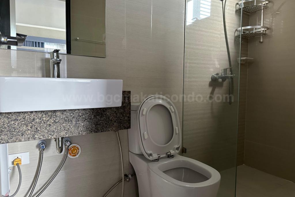 Master's toilet and bath of 2-bedroom condo unit at Uptown Ritz Residence
