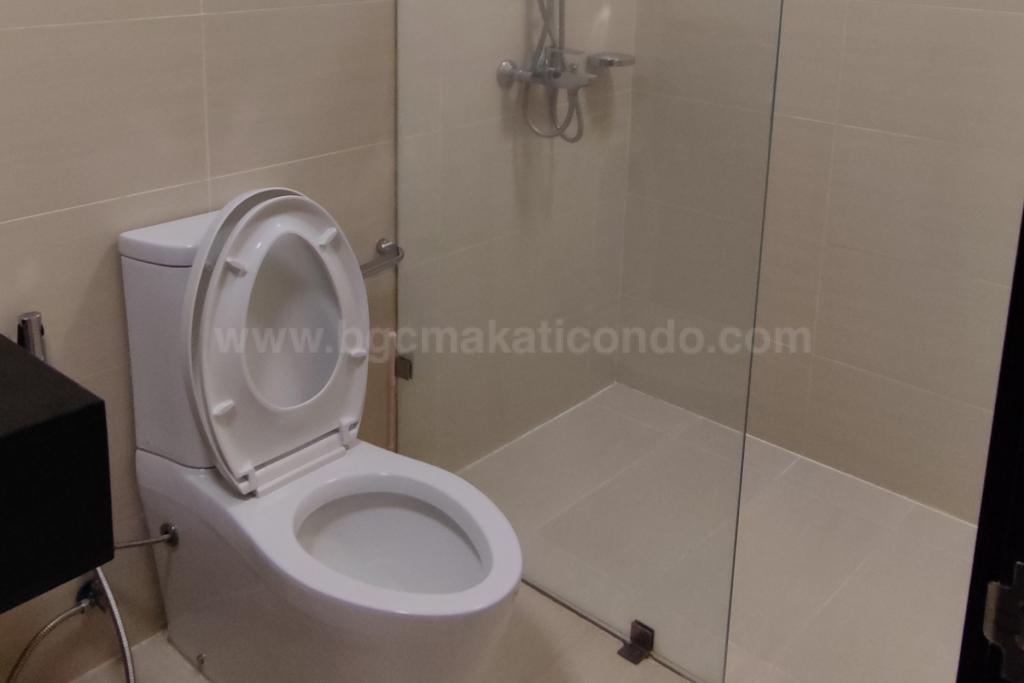 Toilet and bath of studio condo unit at Verve Residences