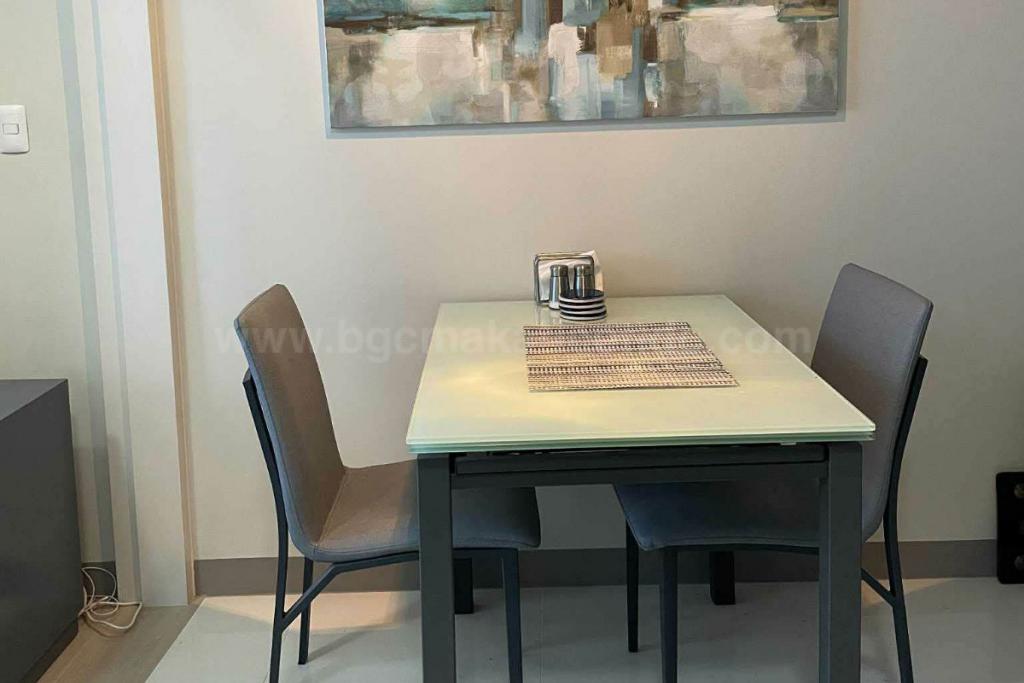 Dining area of executive 1-bedroom condo unit at Uptown Parksuites tower 1
