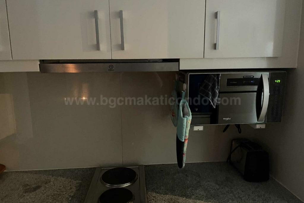 Kitchen area of executive 1-bedroom condo unit at Uptown Parksuites tower 1