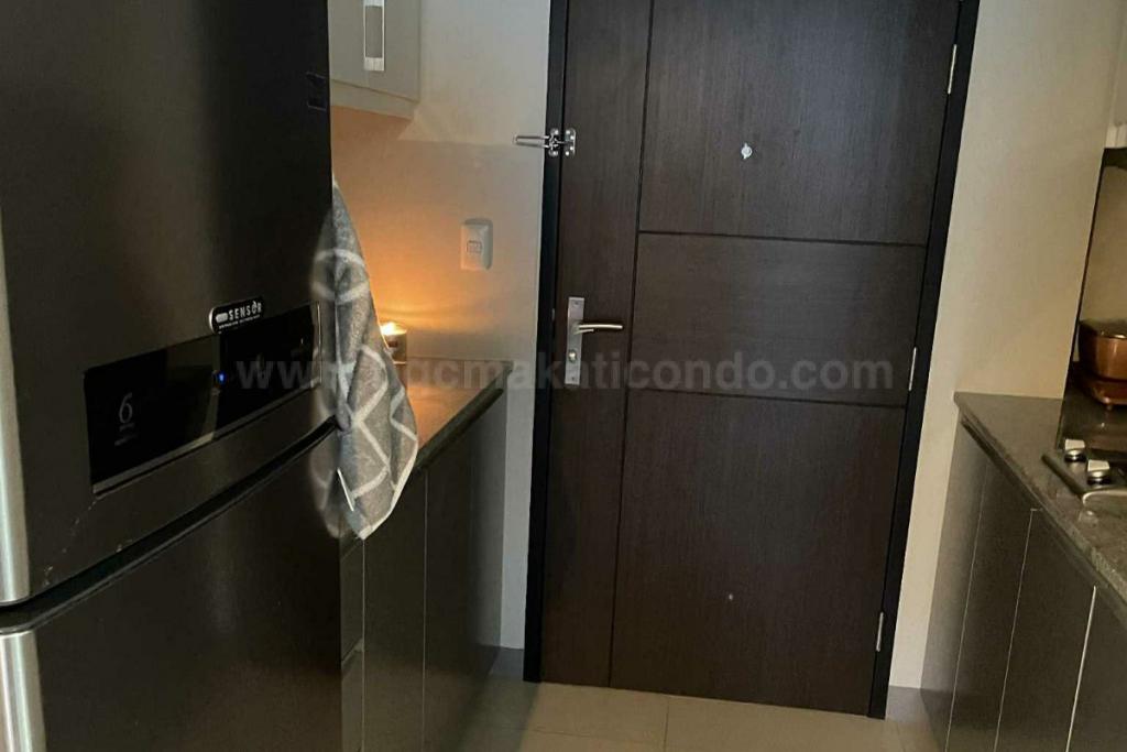 Kitchen area of executive 1-bedroom condo unit at Uptown Parksuites tower 1