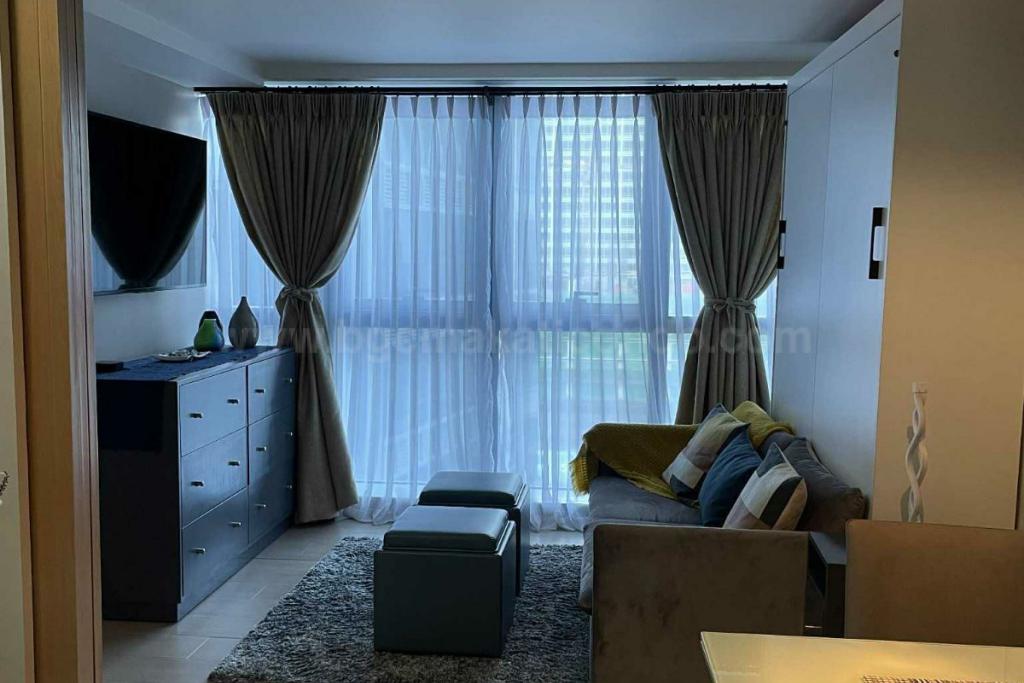 Living area of executive 1-bedroom condo unit at Uptown Parksuites tower 1