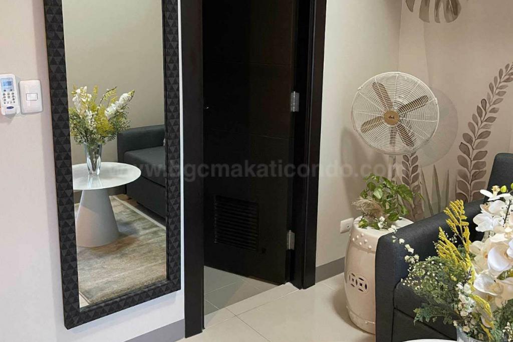 Living area of executive 1-bedroom condo unit at Uptown Parksuites tower 1