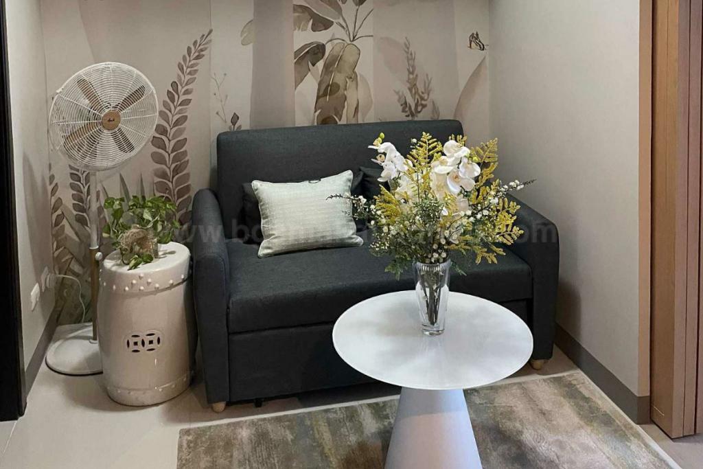 Living area of executive 1-bedroom condo unit at Uptown Parksuites tower 1