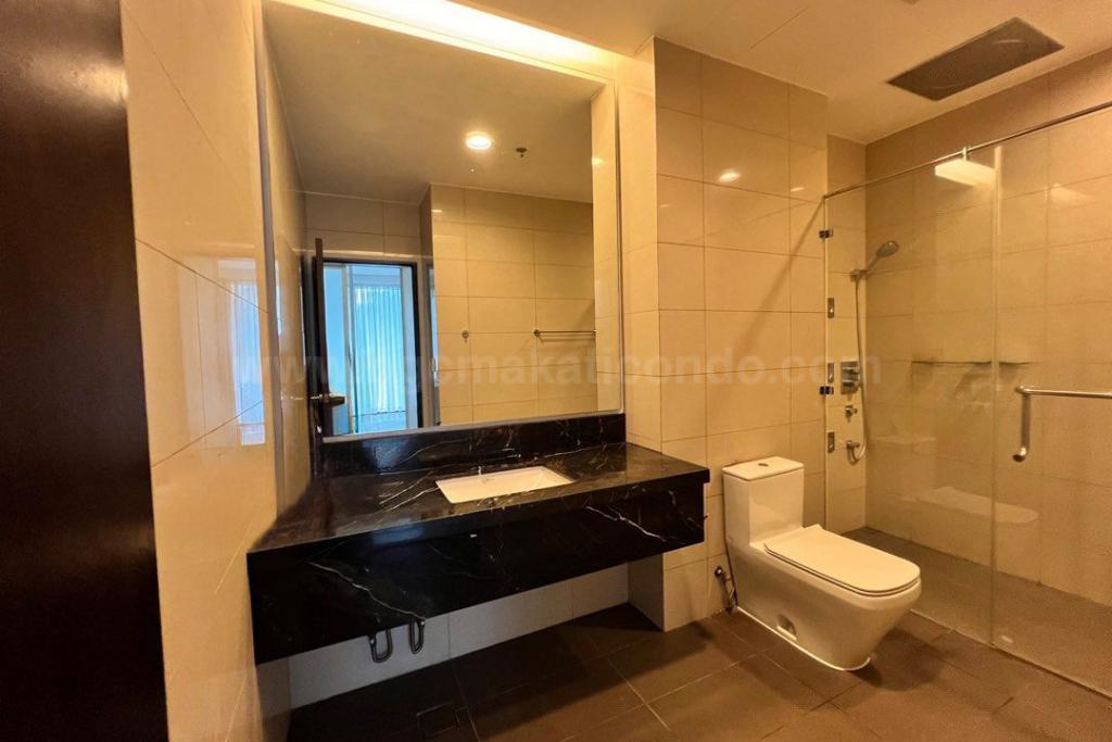 Toilet and bath of 1-bedroom loft type condo unit at Arbor Lanes Willow