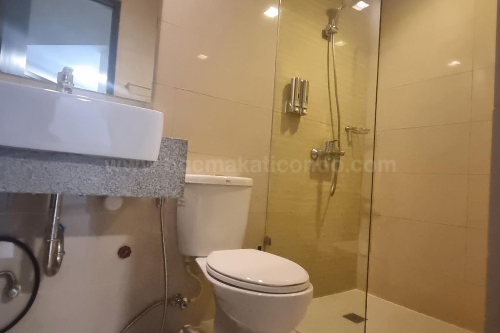 Common toilet and bath of 2-bedroom condo unit at Uptown Parksuites tower 2