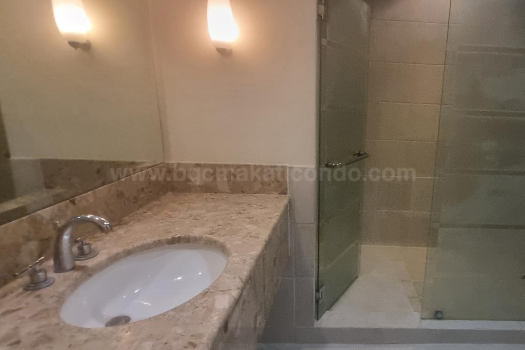 Bedroom 1 toilet and bath of 4-bedroom bi-level penthouse unit at Pacific Plaza Towers