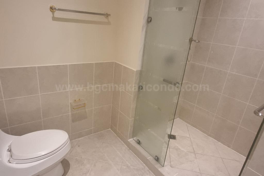  Entertainment room toilet and bath of 4-bedroom bi-level penthouse unit at Pacific Plaza Towers