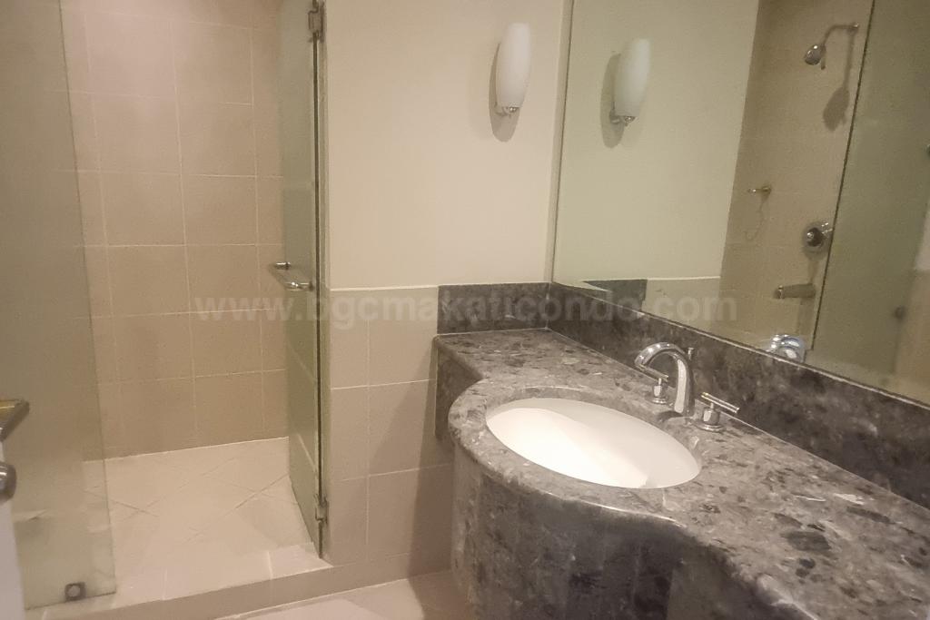  Entertainment room toilet and bath of 4-bedroom bi-level penthouse unit at Pacific Plaza Towers