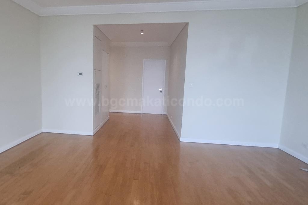 Master's bedroom of 4-bedroom bi-level penthouse unit at Pacific Plaza Towers