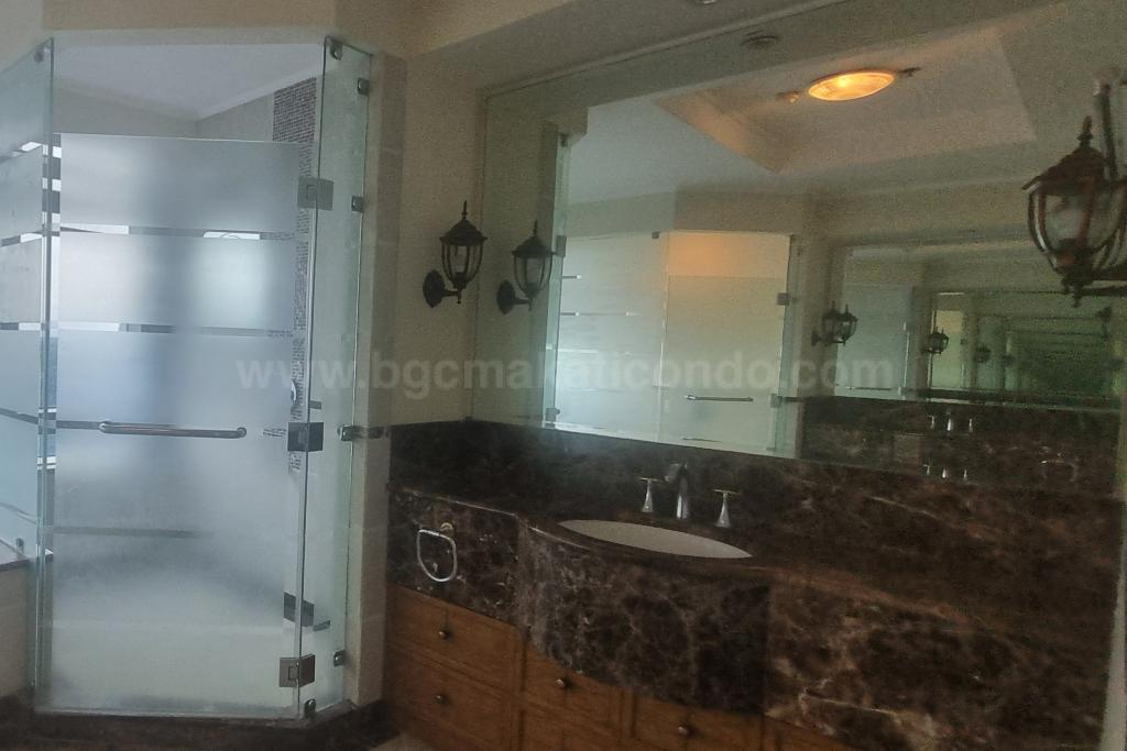 Master's toilet and bath of 4-bedroom bi-level penthouse unit at Pacific Plaza Towers