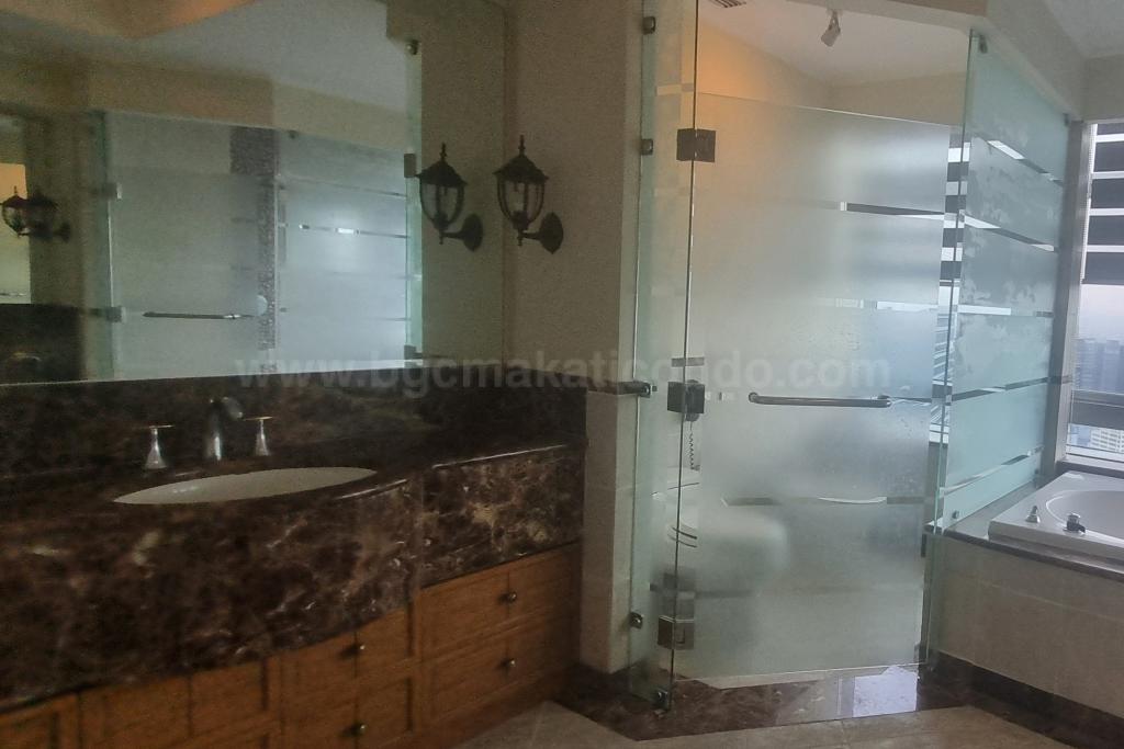 Master's toilet and bath of 4-bedroom bi-level penthouse unit at Pacific Plaza Towers