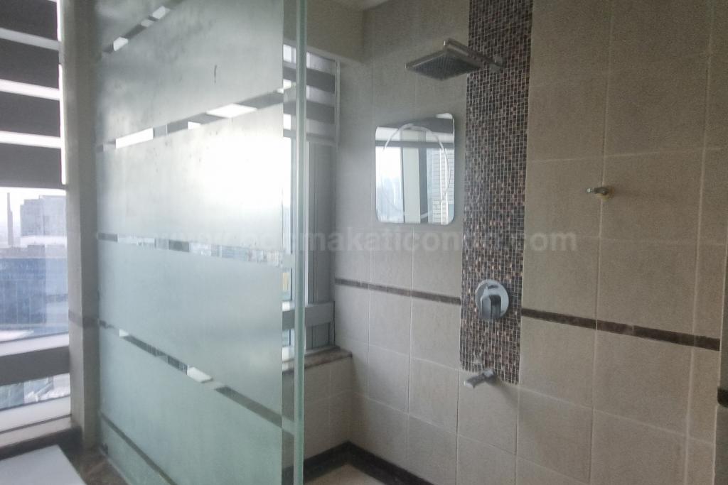 Master's toilet and bath of 4-bedroom bi-level penthouse unit at Pacific Plaza Towers