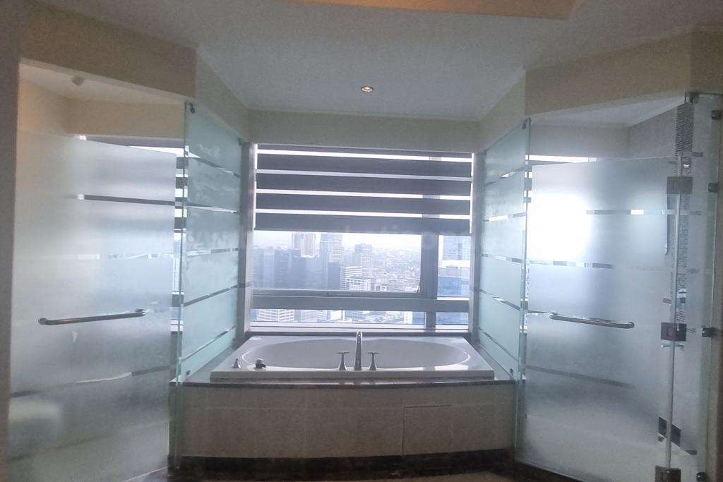Master's toilet and bath of 4-bedroom bi-level penthouse unit at Pacific Plaza Towers