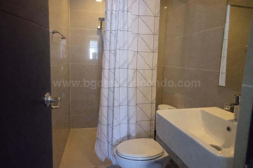 Common toilet and bath of 1-bedroom condo unit at Uptown Parksuites tower 1