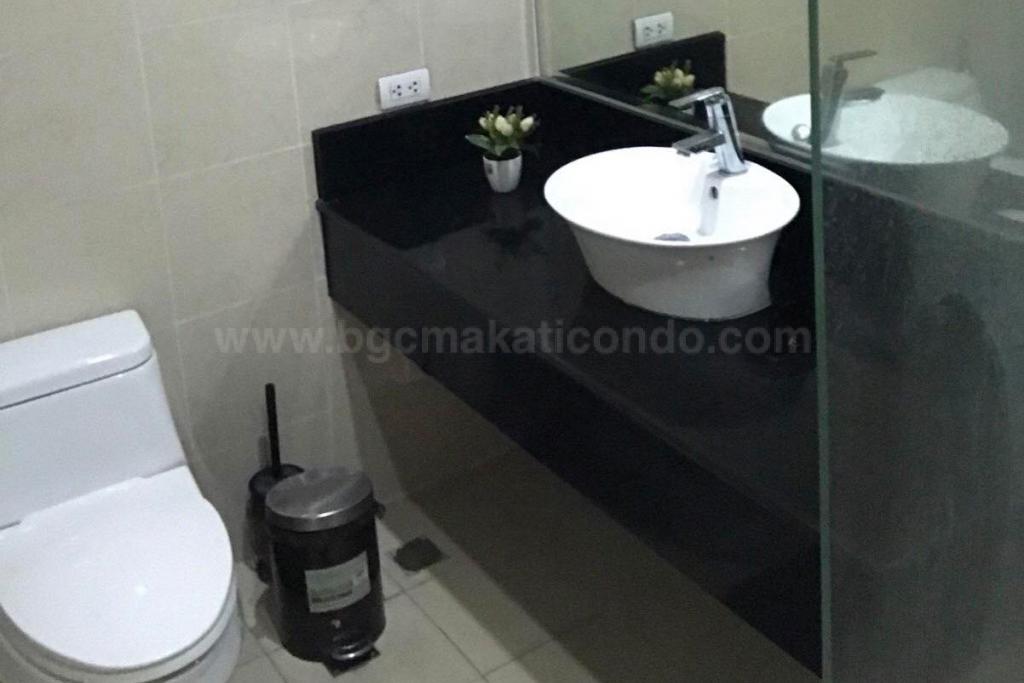 Master's toilet and bath of 2-bedroom condominium unit at Bellagio Tower 3