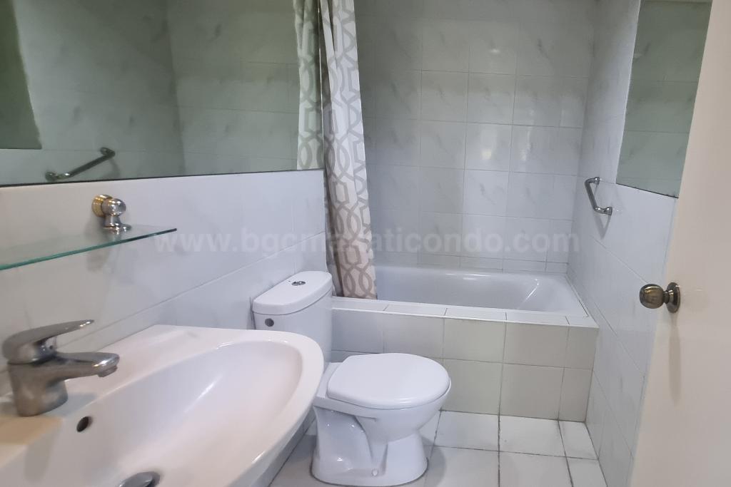 Master's toilet and bath of 2-bedroom condo unit at Bonifacio Ridge