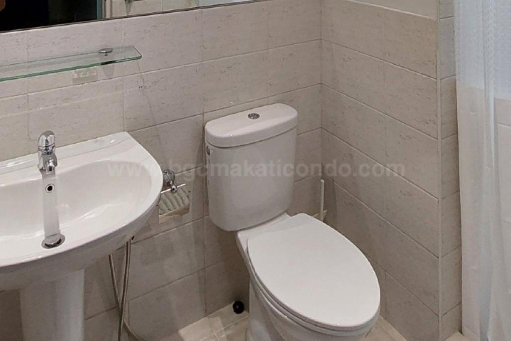 Common toilet and bath of 2-bedroom condo unit at Bonifacio Ridge