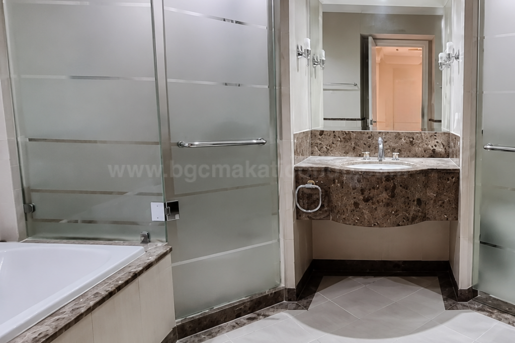 Master's toilet and bath of 3-bedroom condo unit at Pacific Plaza Towers