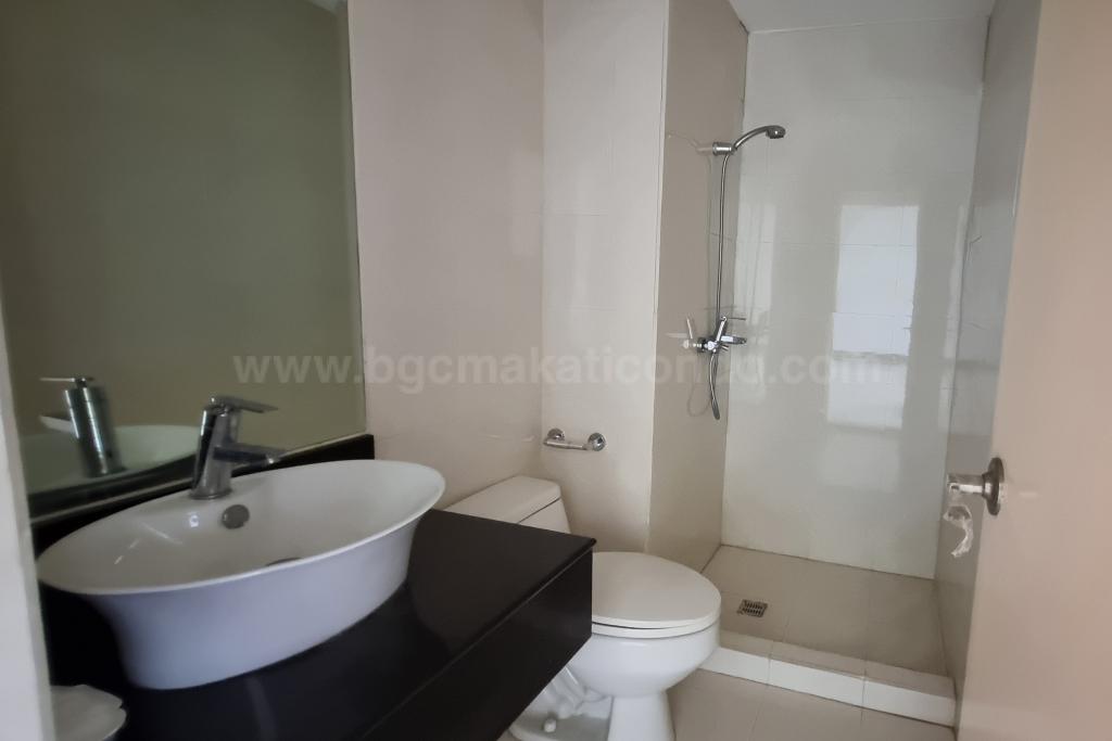 Toilet and bath of 1-bedroom condominium unit at Bellagio Tower 3