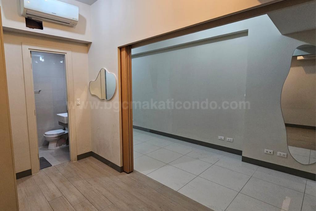 Bedroom of executive 1-bedroom condo unit at Uptown Parksuites tower 2