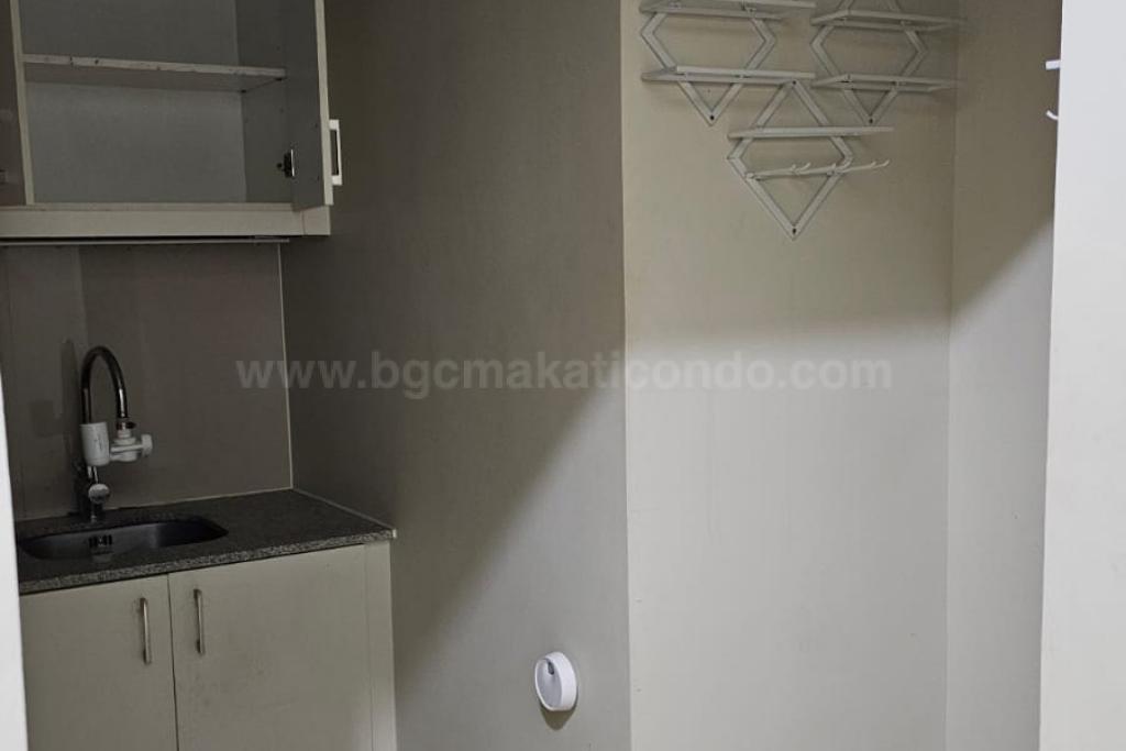 Kitchen area of executive 1-bedroom condo unit at Uptown Parksuites tower 2