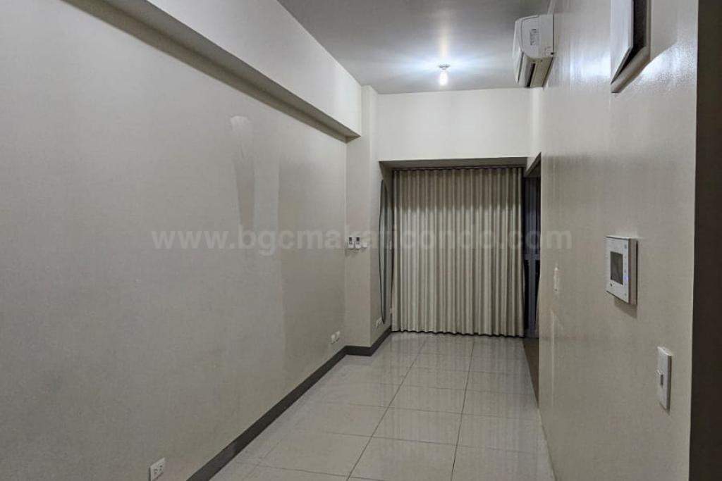 Living area of executive 1-bedroom condo unit at Uptown Parksuites tower 2