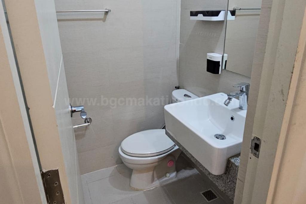 Toilet and bath of executive 1-bedroom condo unit at Uptown Parksuites tower 2