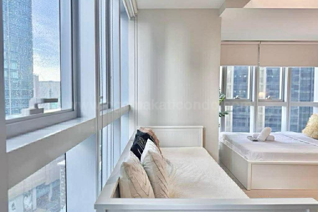 Master's bedroom of executive 2-bedroom condo unit at Uptown Parksuites tower 1