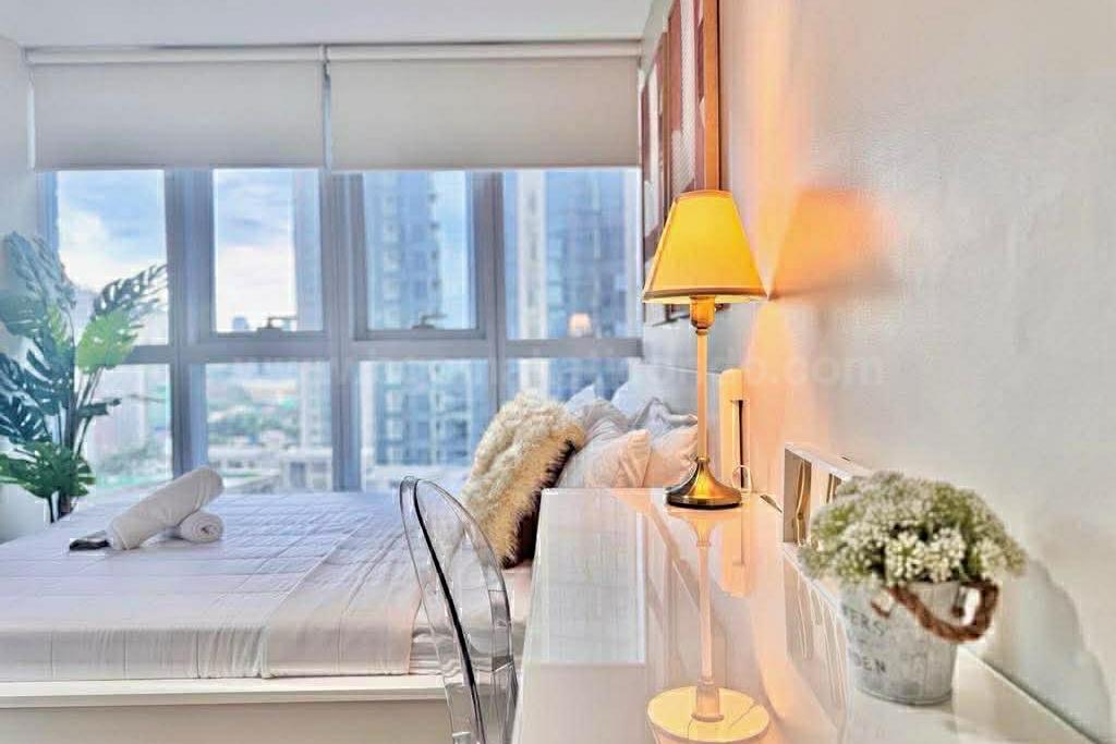 Master's bedroom of executive 2-bedroom condo unit at Uptown Parksuites tower 1