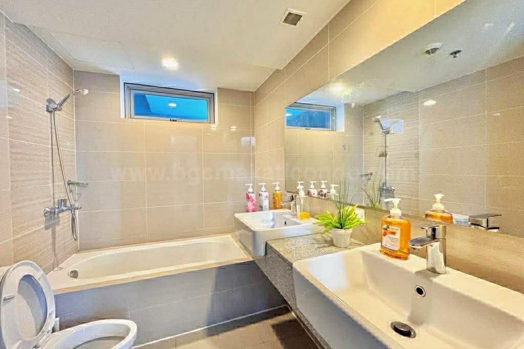 Toilet and bath of executive 2-bedroom condo unit at Uptown Parksuites tower 1