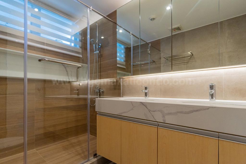 Toilet and bath of 2-bedroom condo unit at Uptown Parksuites tower 2