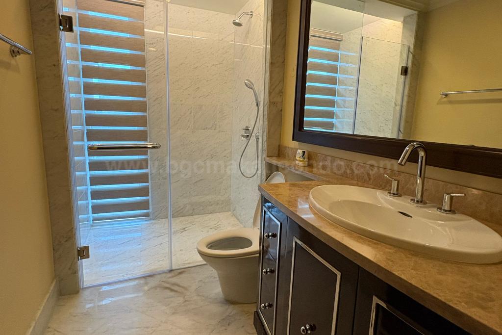 Bedroom 1 toilet and bath of 4-bedroom condo unit at Discovery Primea