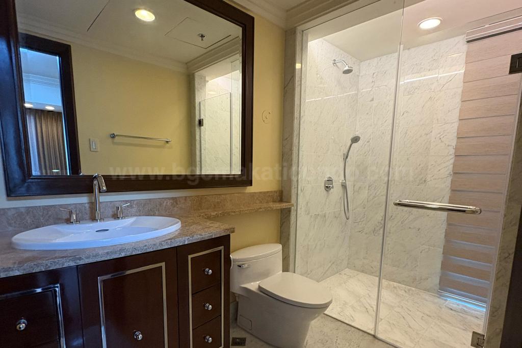 Bedroom 2  toilet and bath of 4-bedroom condo unit at Discovery Primea