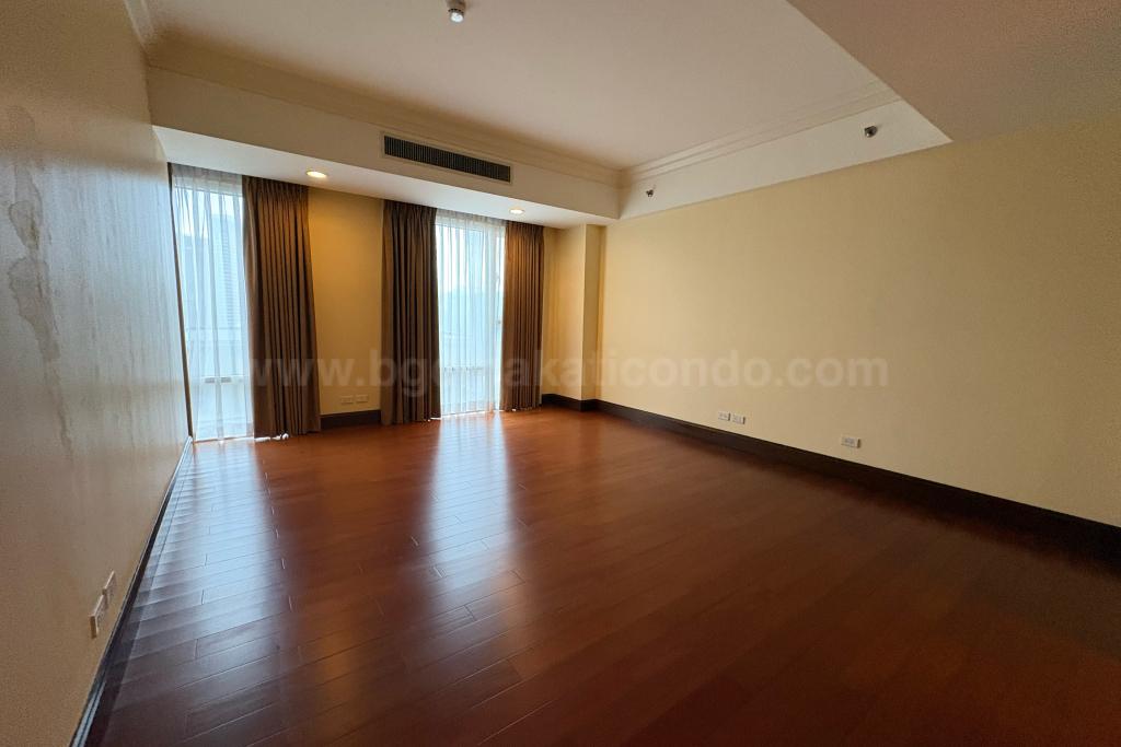 Guest room of 4-bedroom condo unit at Discovery Primea