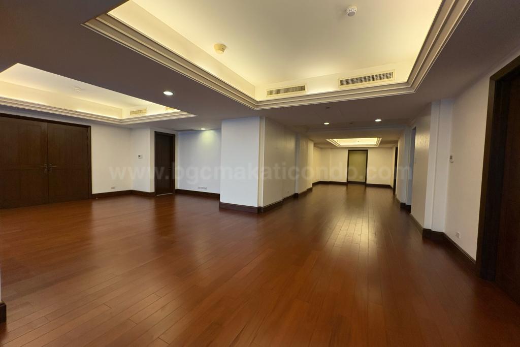 Living and dining areas of 4-bedroom condo unit at Discovery Primea