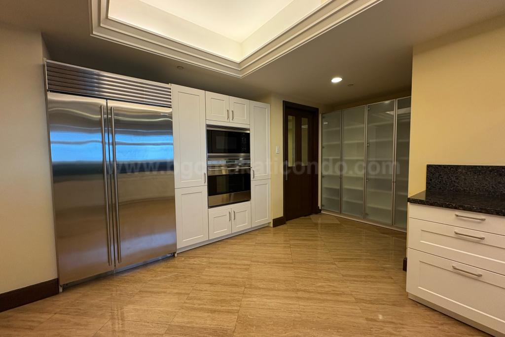 Main kitchen of 4-bedroom condo unit at Discovery Primea