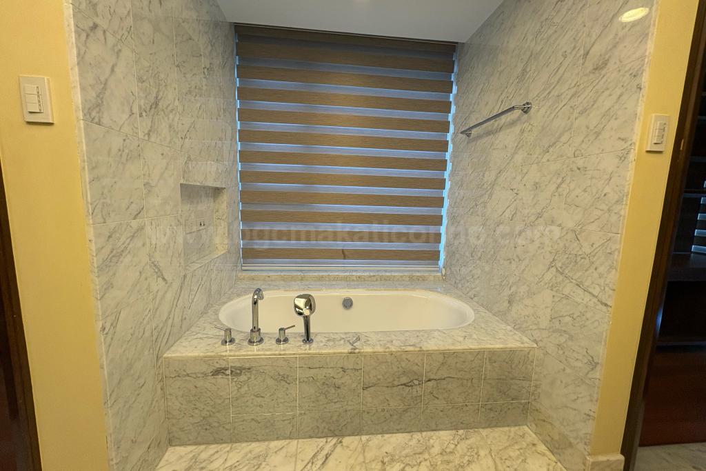 Master's bedroom bathtub of 4-bedroom condo unit at Discovery Primea