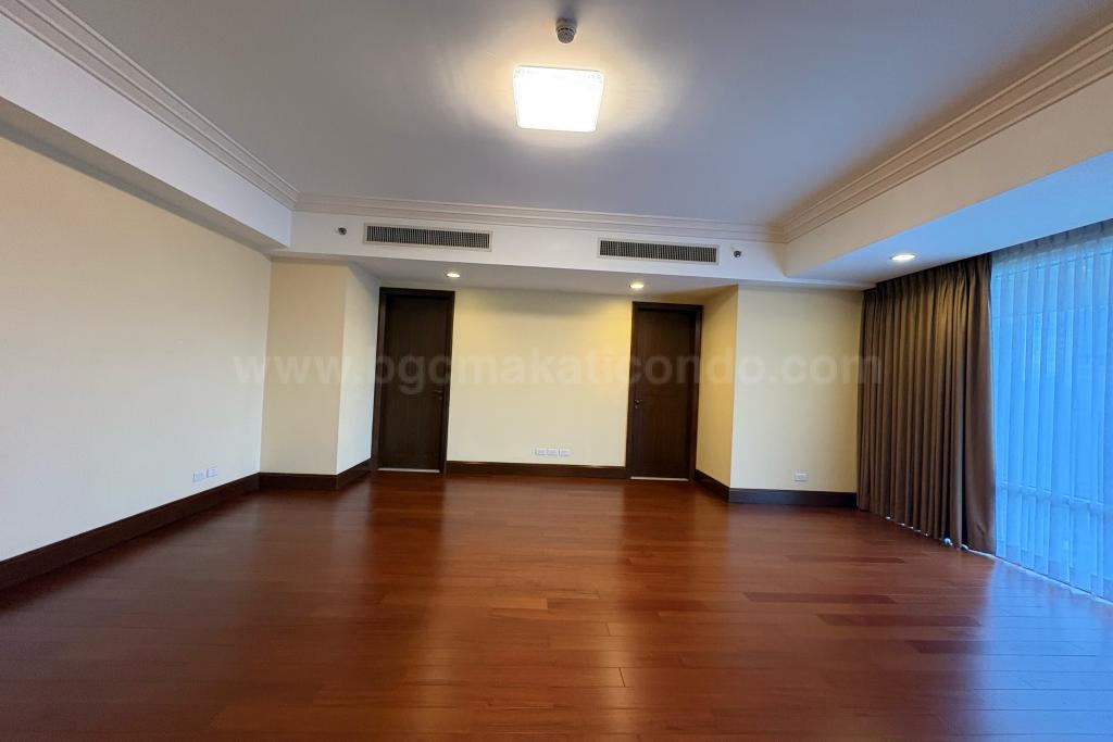 Master's bedroom of 4-bedroom condo unit at Discovery Primea