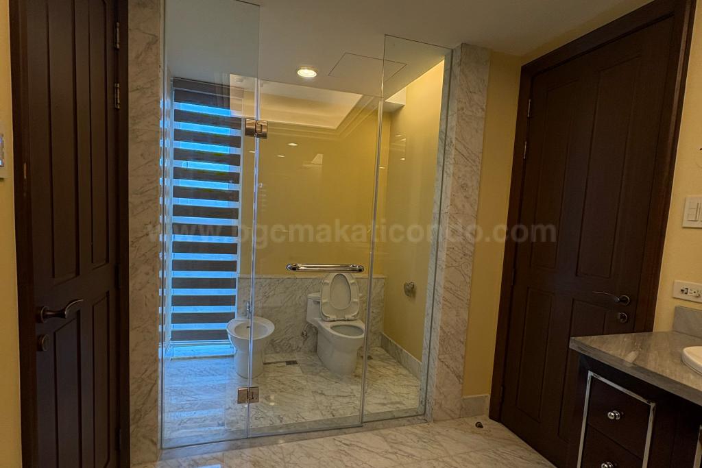 Master's bedroom toilet of 4-bedroom condo unit at Discovery Primea