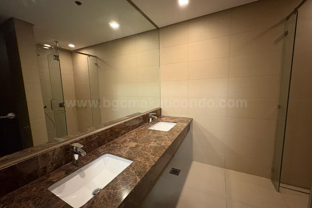 Master's bedroom toilet and bath of 3-bedroom condo unit at Garden Towers tower 1