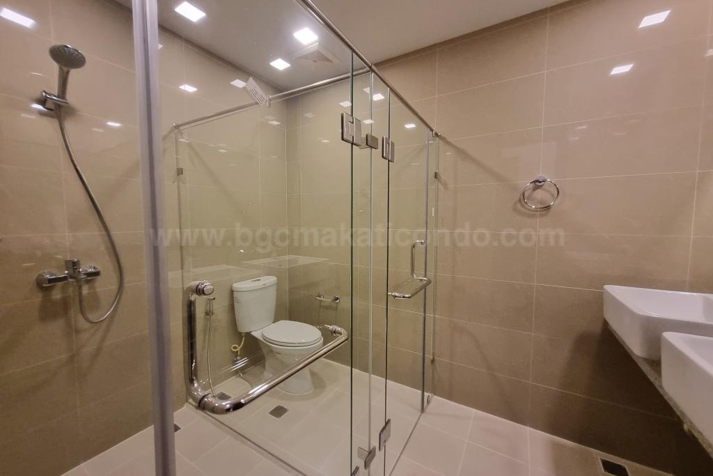Common toilet and bath of 3-bedroom unit at Uptown Parksuites tower 2