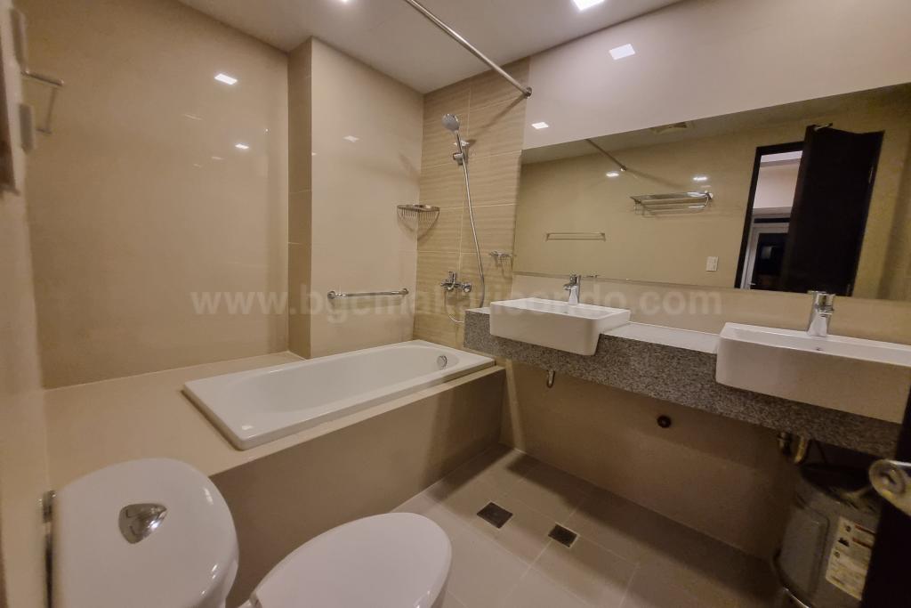 Master's toilet and bath of 3-bedroom unit at Uptown Parksuites tower 2